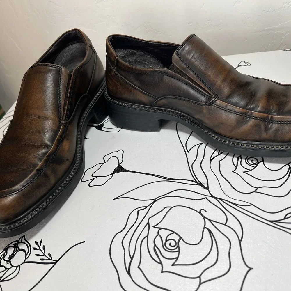 Bass Shoes Men's Distressed Brown Leather Side Stretch Gore Loafers Size 8M